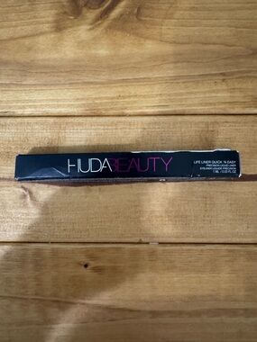 HUDA BEAUTY Precision Liquid Eyeliner - Black
